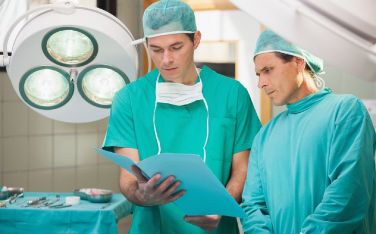 A sebészek véletlenül csak zöld és kék egyenruhát viselnek