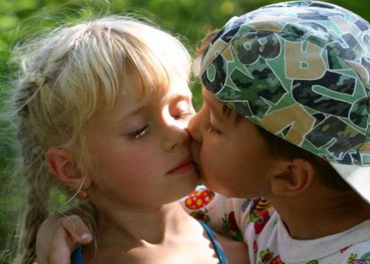 Hogyan csókolják meg a gyerekeket?