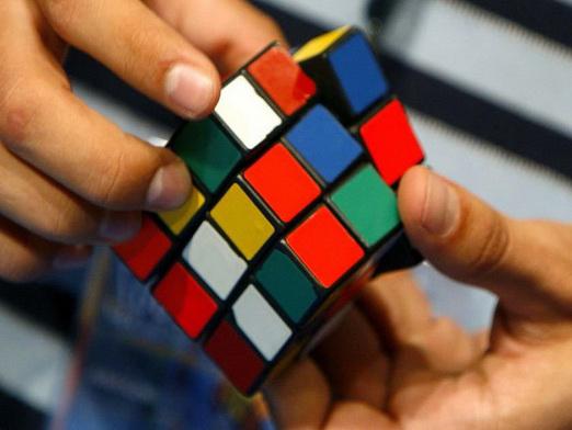 Hogyan lehet összegyűjteni egy keresztet a Rubik kockában?