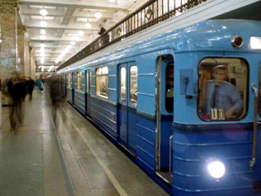 Milyen gyorsan halad a metró?